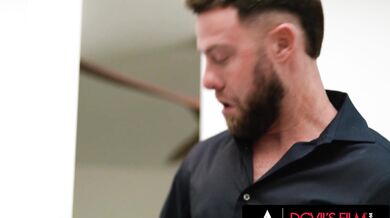 Zlobivá kočka naláká muže na žhavý sex poté, co ho přistihla při masturbaci