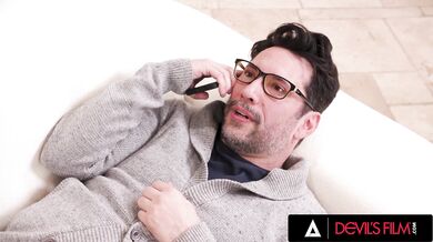 River Lynn se vrací dřív z natáčení a dopřeje nevlastnímu tátovi Tommymu Pistolovi tvrdé anální šukání