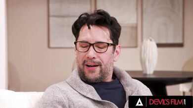 River Lynn se vrací dřív z natáčení a dopřeje nevlastnímu tátovi Tommymu Pistolovi tvrdé anální šukání