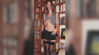 Sexy RachelCook provokuje ve své domácí knihovně