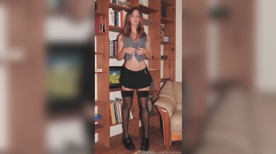 Sexy RachelCook provokuje ve své domácí knihovně