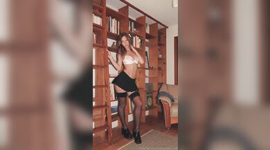 Sexy RachelCook provokuje ve své domácí knihovně