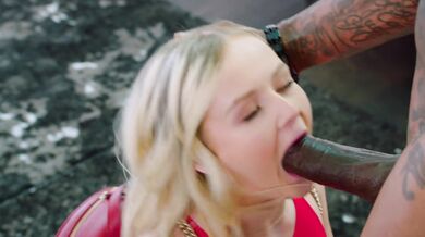 Krásná sexy blondýnka Natalia Queen se pustí do sání a šukání obrovského černého ptáka