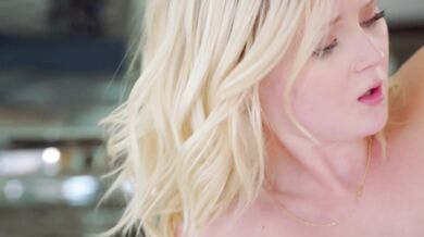 Krásná sexy blondýnka Natalia Queen se pustí do sání a šukání obrovského černého ptáka