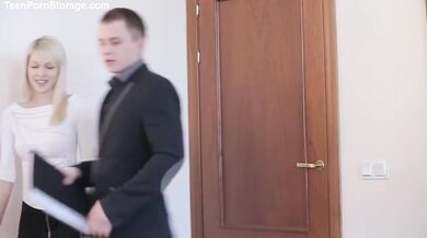 Blondýnka s přírodními velkými prsy Kristina C si nechává tvrdě šukat kundičku