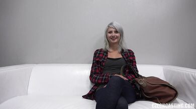 Julie ukazuje své nahé tělo na Czech Casting