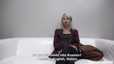 Julie ukazuje své nahé tělo na Czech Casting