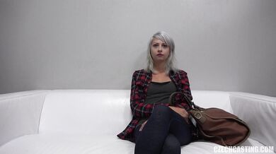 Julie ukazuje své nahé tělo na Czech Casting