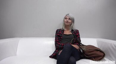 Julie ukazuje své nahé tělo na Czech Casting