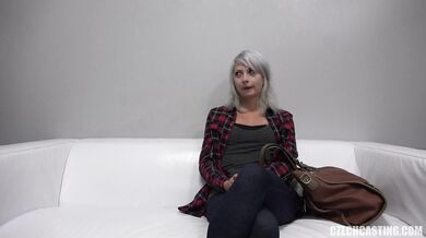 Julie ukazuje své nahé tělo na Czech Casting