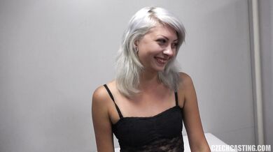 Julie ukazuje své nahé tělo na Czech Casting