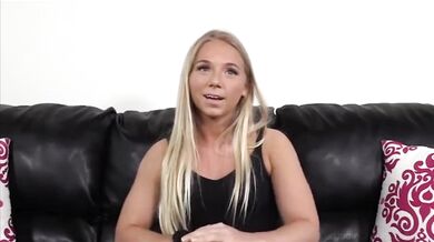 Brianna Anderson si to rozdává se zastrčeným análním kolíkem
