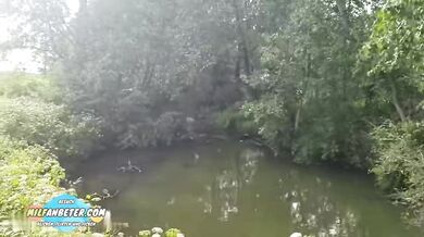 Odhalila prsa kolemjdoucímu a vykouřila mu ptáka
