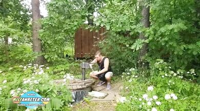 Odhalila prsa kolemjdoucímu a vykouřila mu ptáka