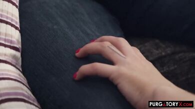 Dvě žhavé holky s velkými přírodními prsy ve trojce