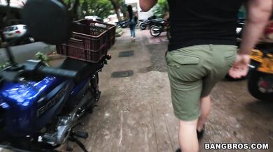 Yiming šuká v dodávce z čiré zvědavosti