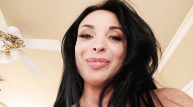 Anissa Kate ukáže velká prsa pokrytá spermatem