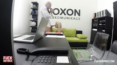 Roztomilá kočička souhlasí s povýšením výměnou za ošukání