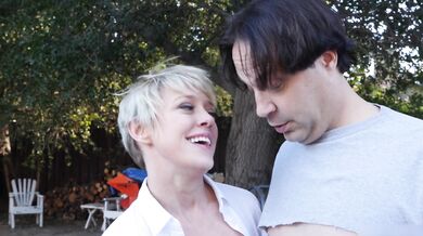 Krátkovlasá blondýnka MILF Dee Williams šuká venku s mladším klukem