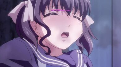 Anime děvka ve veřejném parku si sundá kalhotky, aby si pohrála s vlhkou kundičkou