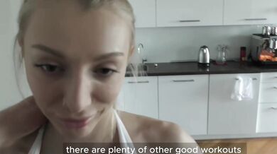 Hubená prsatá blondýnka Alisa Wonderland ošukaná a naplněná do zadku