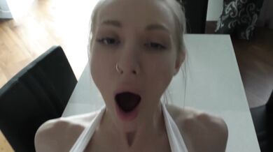 Hubená prsatá blondýnka Alisa Wonderland ošukaná a naplněná do zadku