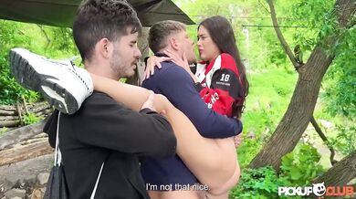 Nádherná teen přítelkyně podváděná v perverzní porno scéně