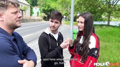 Nádherná teen přítelkyně podváděná v perverzní porno scéně