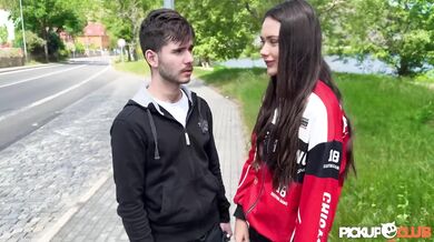 Nádherná teen přítelkyně podváděná v perverzní porno scéně