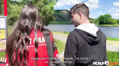 Nádherná teen přítelkyně podváděná v perverzní porno scéně