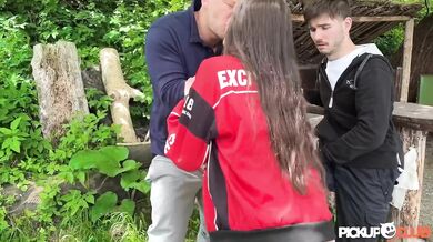 Nádherná teen přítelkyně podváděná v perverzní porno scéně
