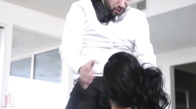 MILF Raven Hart platí svým zadkem