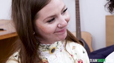 Nadržená teenka miluje anál a creampie