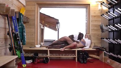 Sharon White, blonďatá MILF, si to rozdává s velkým černým pérem