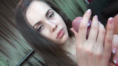 Sexy brunetka se stará o velký tvrdý penis