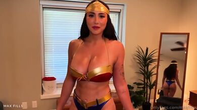 Atletická superžena Wonder Woman s dokonalým tělem je tvrdě ošukána