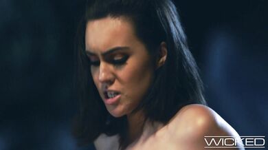 Freya Parker si nemůže pomoct a musí kouřit a jezdit na velkém péru