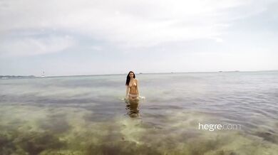 Alisa Amore na nudistické pláži