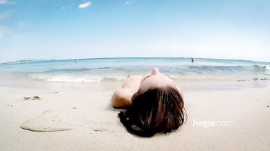 Alisa Amore na nudistické pláži