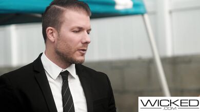 Vanna Bardot s páskou přes oči jezdí na ptákovi