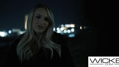 Krásná Emma Hix pronásleduje zrzku, aby jí vylízala kundičku