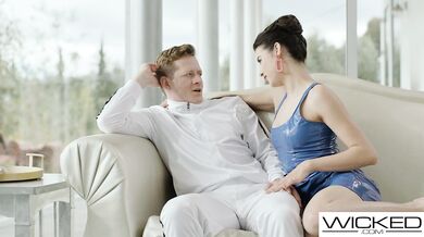 Super sexy sexuální robotka s umělou inteligencí Kylie Rocket je naprogramovaná na tvrdé šukání