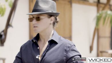 Prsatá brunetka Lucas Frost jezdí na velkém ptáku v hotelovém pokoji