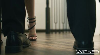 Šílená sexy blonďatka s velkými prsy Lilly Bell jezdí na ptákovi rychle a tvrdě