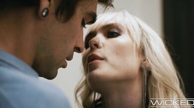 Šílená sexy blonďatka s velkými prsy Lilly Bell jezdí na ptákovi rychle a tvrdě
