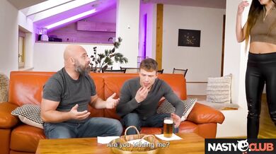 Nadržená sexy mladá manželka v erotickém filmu pro dospělé