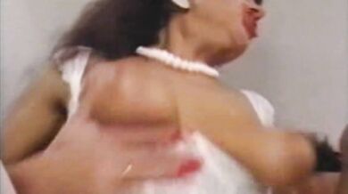 Manželka v sexy prádle si to rozdává se dvěma ptáky ve vintage pornu