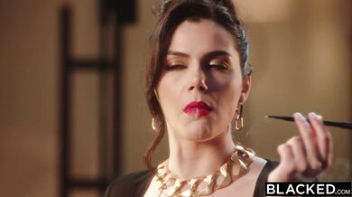 Divošská manželka Valentina Nappi opouští nudného manžela kvůli terapii s velkým černým pérem
