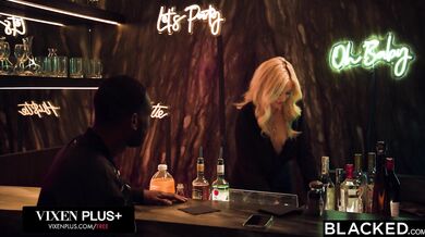 Sexy blond barmanka River Lynn šuká s velkým černým ptákem