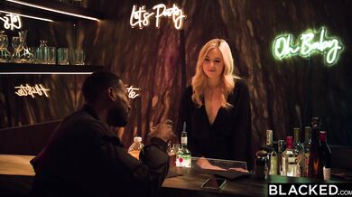 Sexy blond barmanka River Lynn šuká s velkým černým ptákem